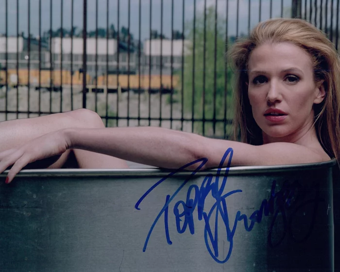 Poppy Montgomery autograph