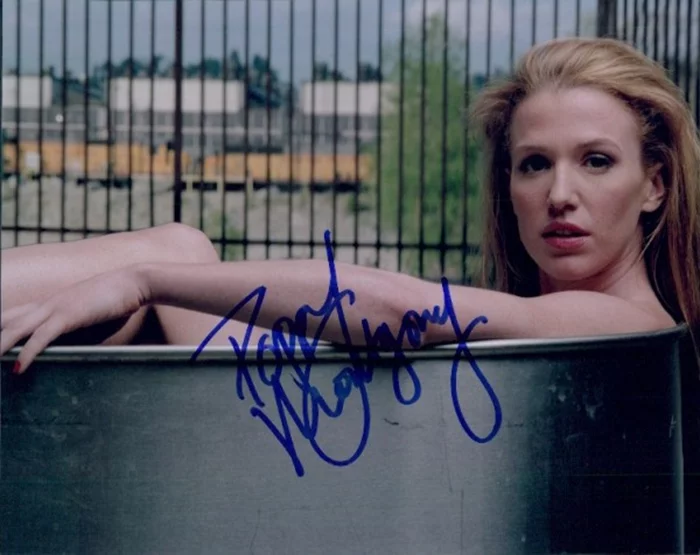 Poppy Montgomery autograph