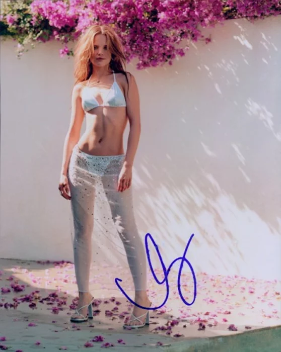 Mena Suvari autograph