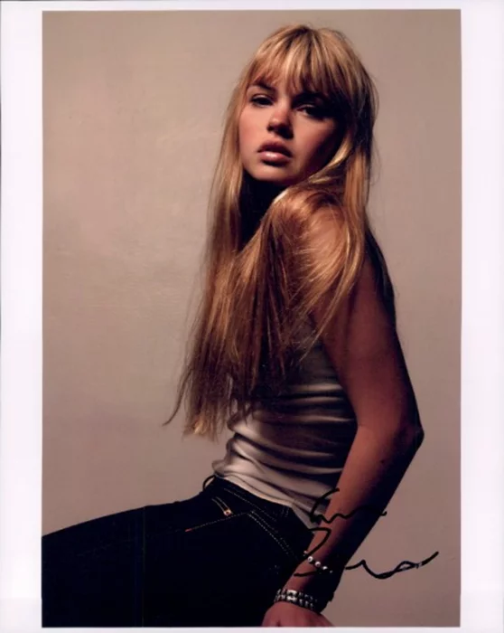 Aimee Teegarden autograph