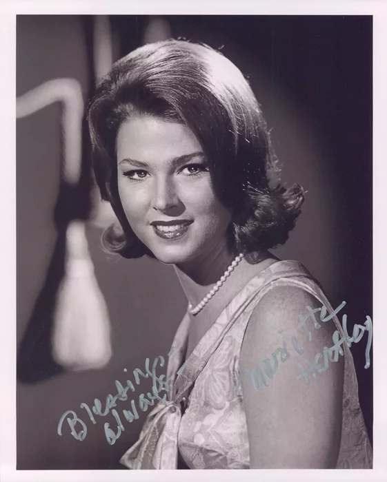 Mariette Hartley autograph