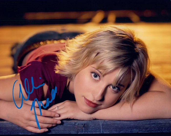 Allison Mack autograph
