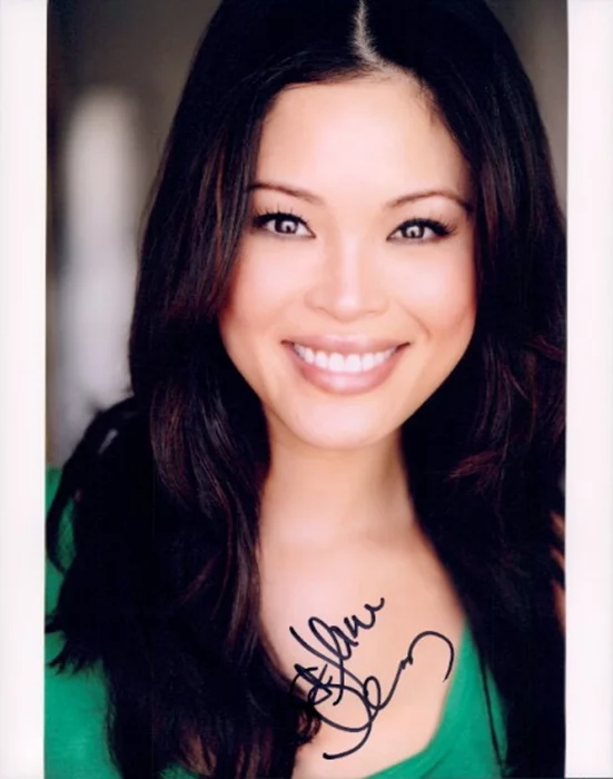 Steffiana De La Cruz autograph
