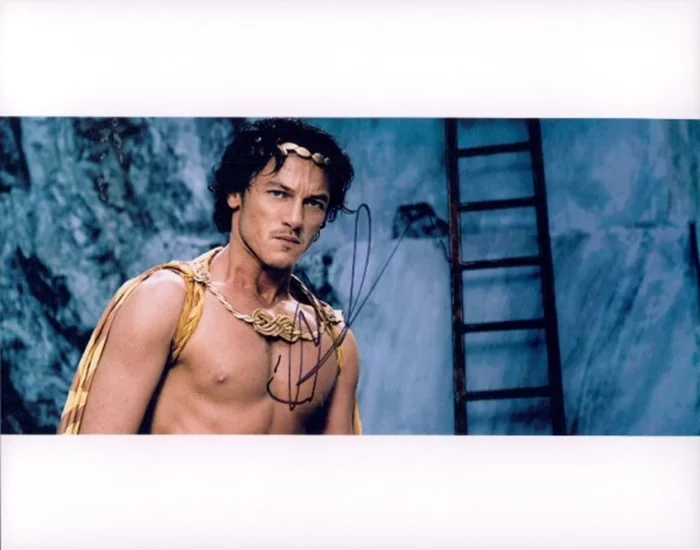 Luke  Evans autograph