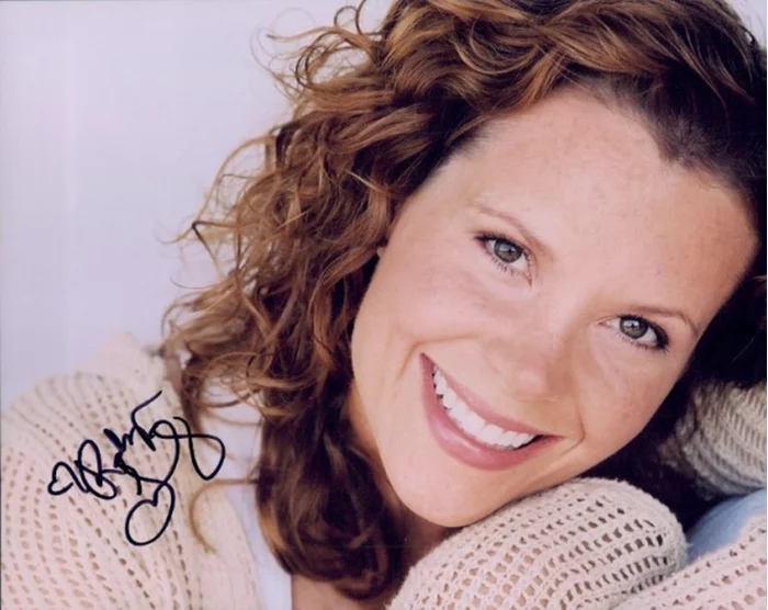 Robyn Lively autograph
