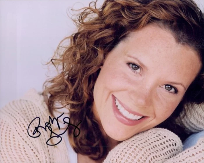 Robyn Lively autograph