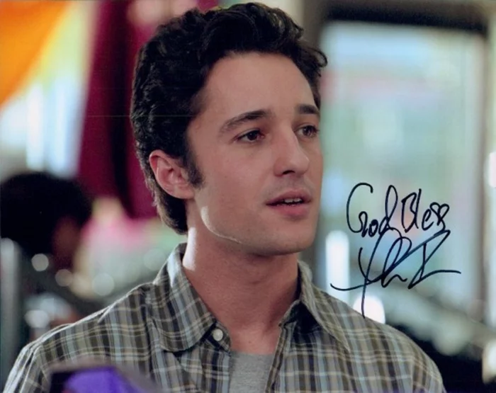 Thomas Ian Nicholas autograph