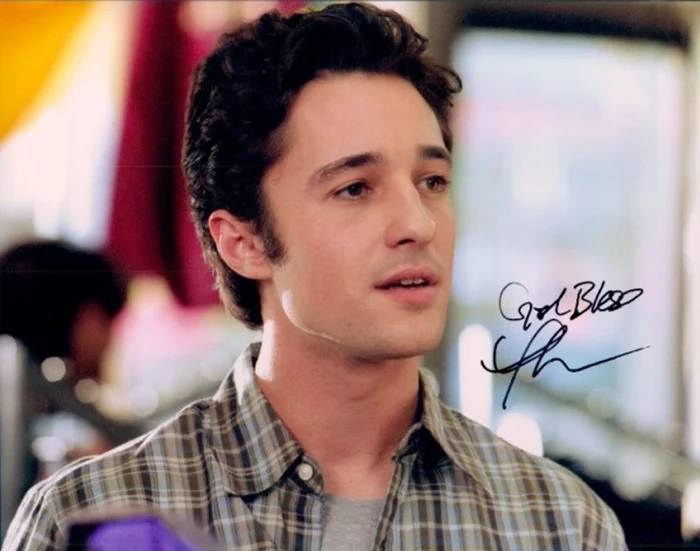 Thomas Ian Nicholas autograph