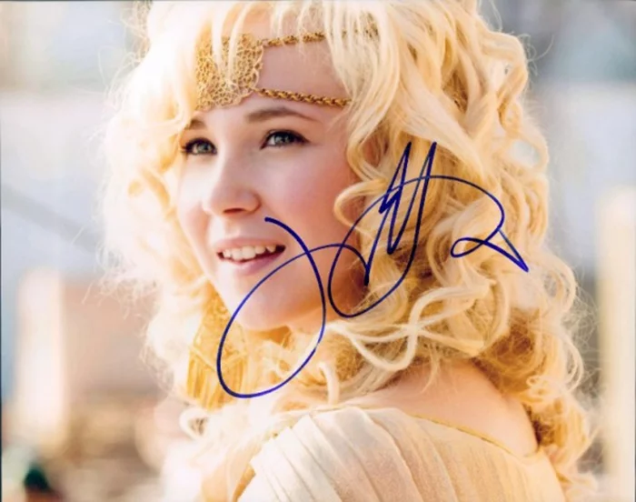 Juno Temple autograph