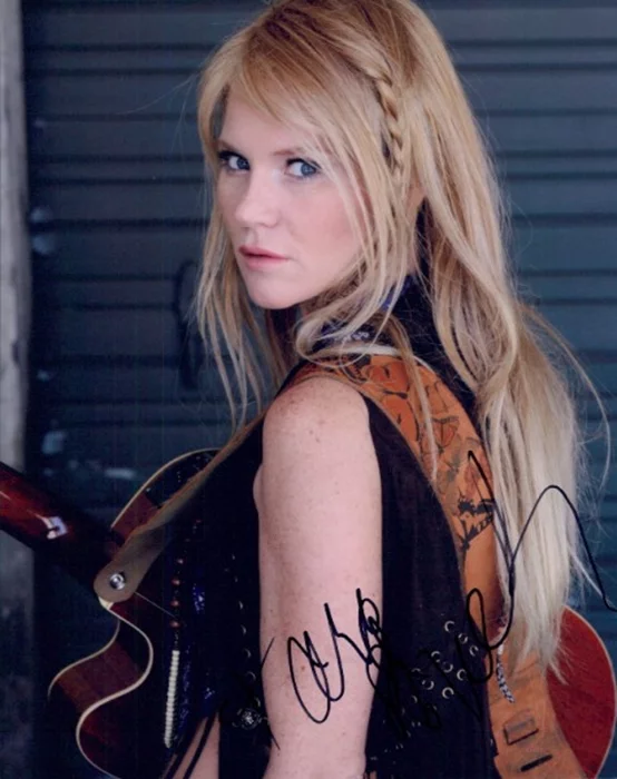 Tara  Buck autograph