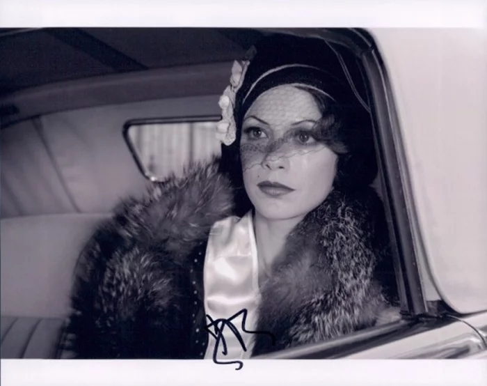Berenice Bejo autograph