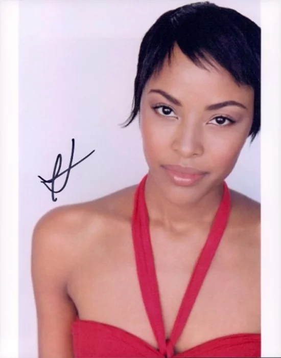 Tracey Heggins autograph