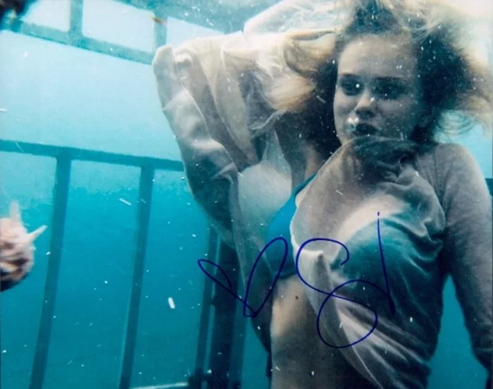 Sara Paxton autograph