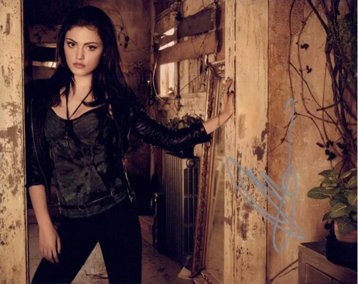 Phoebe Tonkin autograph