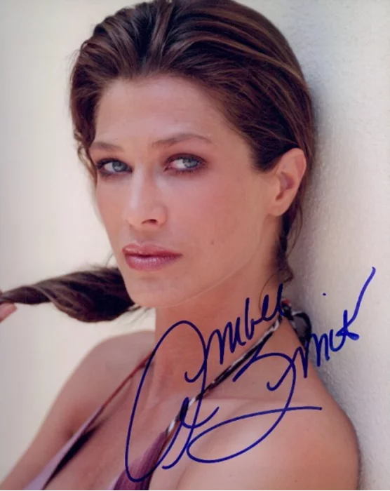 Amber Smith autograph