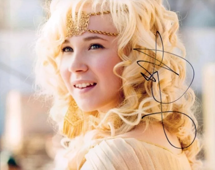Juno Temple autograph
