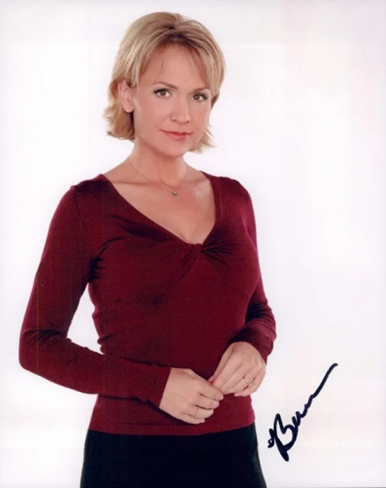 Barbara Alyn Woods autograph