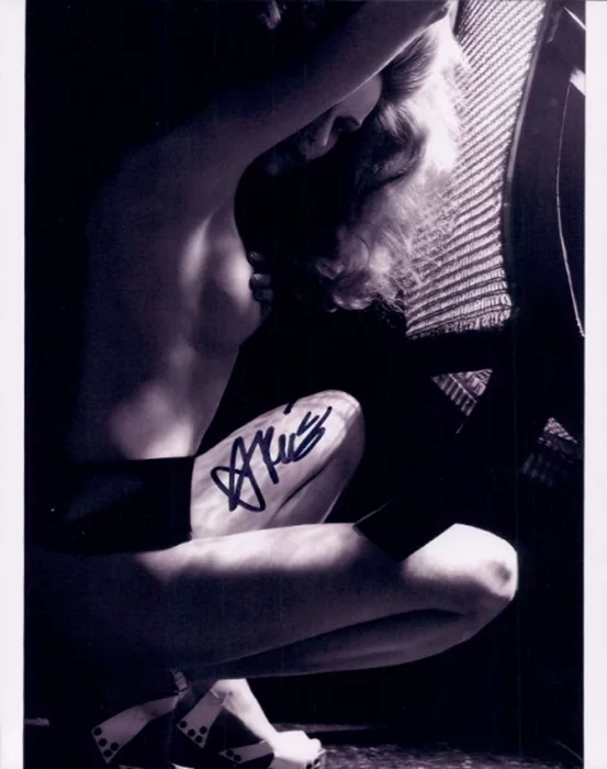 Rie Rasmussen autograph