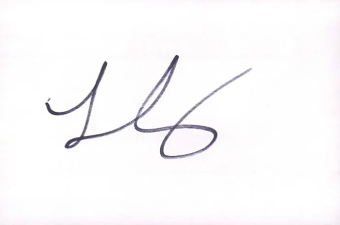 Lizzy Caplan autograph