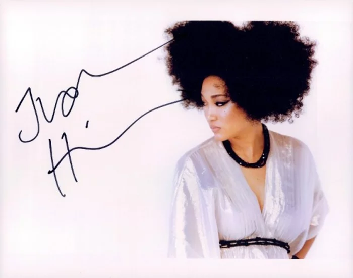 Judith  Hill autograph