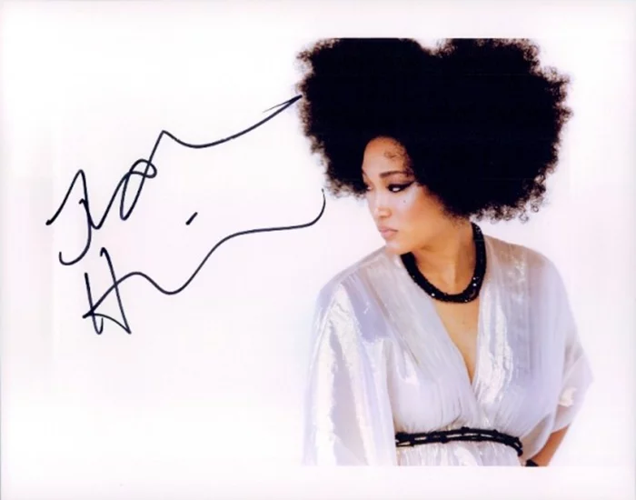 Judith  Hill autograph