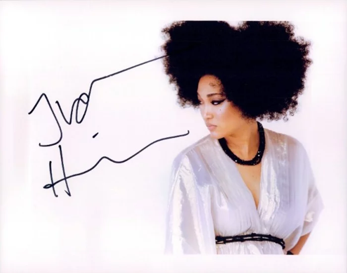 Judith  Hill autograph