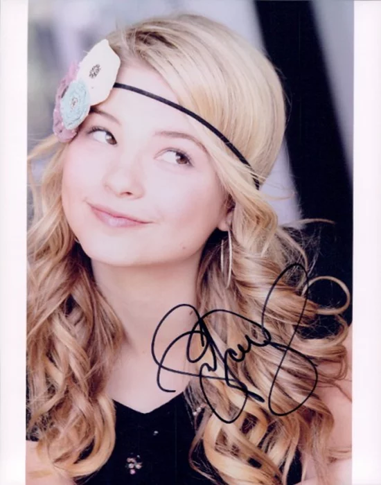 Stefanie Scott autograph