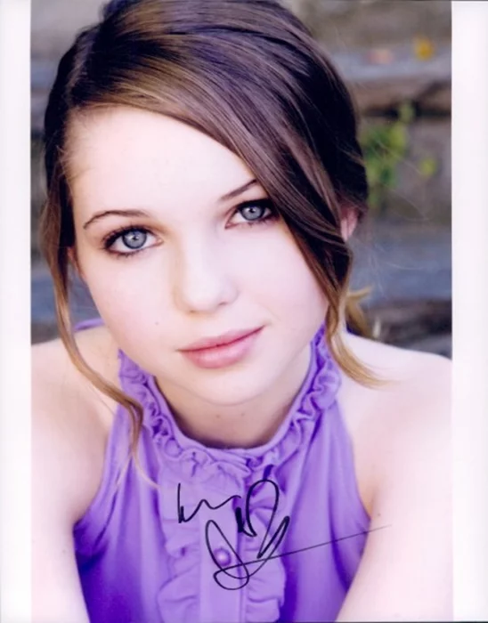 Sammi Hanratty autograph