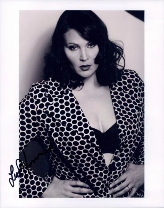 Lisa Howard autograph