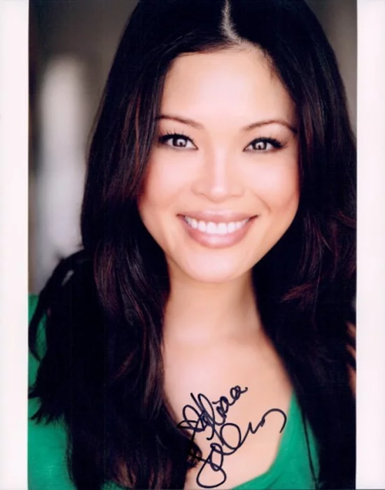 Steffiana De La Cruz autograph