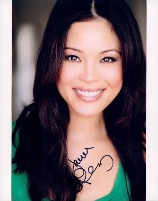 Steffiana De La Cruz autograph