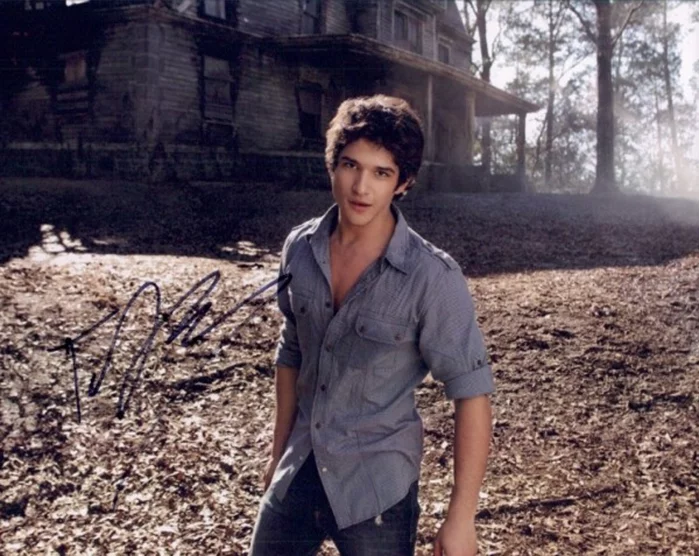 Tyler Posey autograph