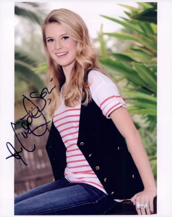 Caroline Sunshine autograph