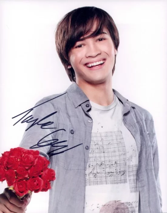 Taylor  Gray autograph