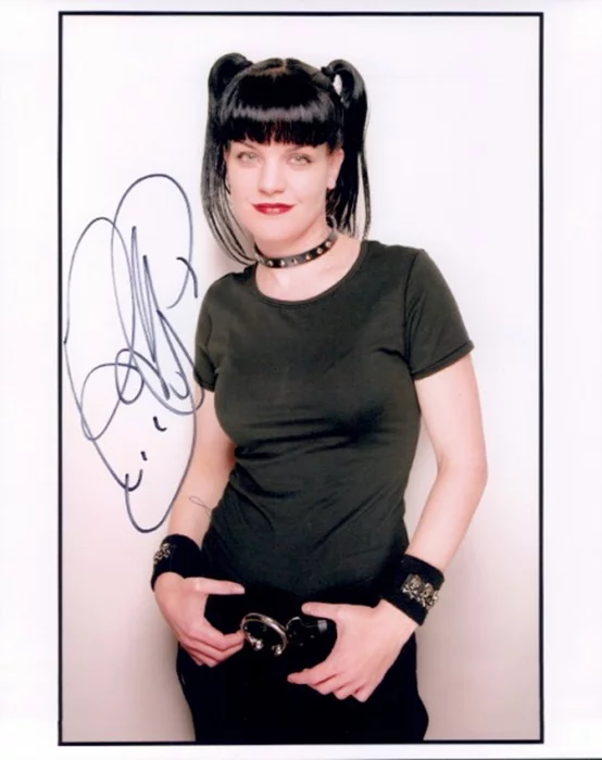 Pauley Perrette autograph