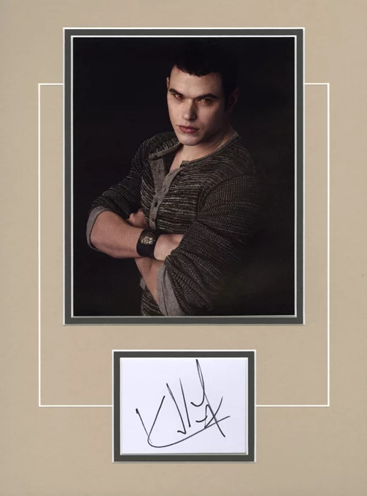 Kellan Lutz autograph