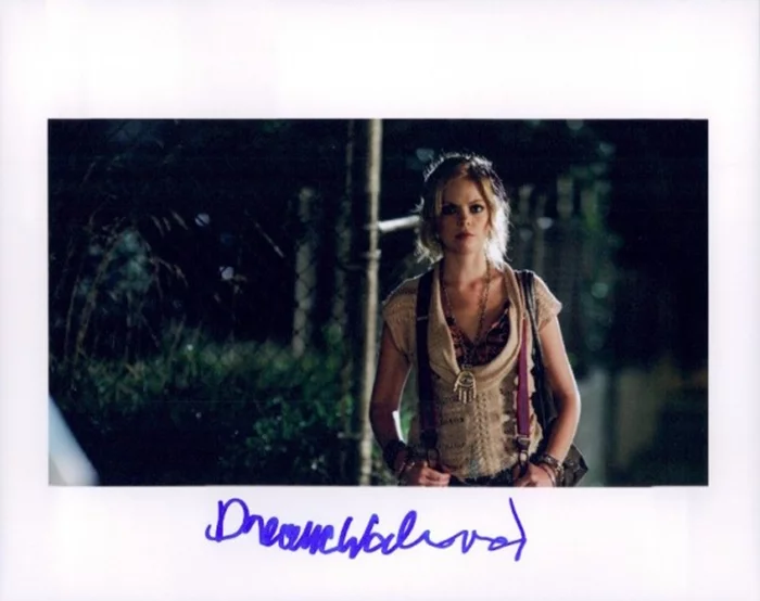 Dreama Walker autograph