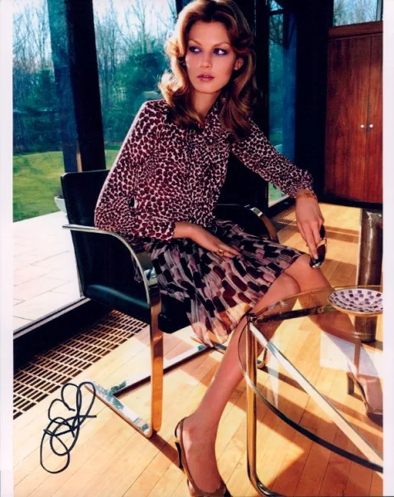 Angela Lindvall autograph
