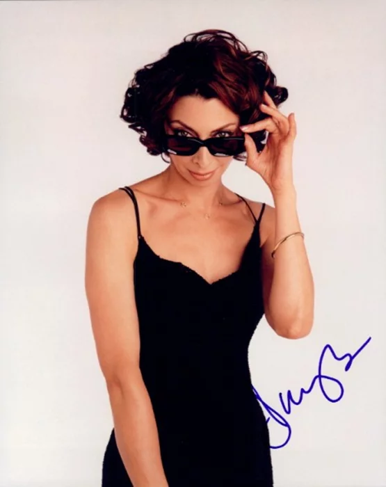 Illeana Douglas autograph