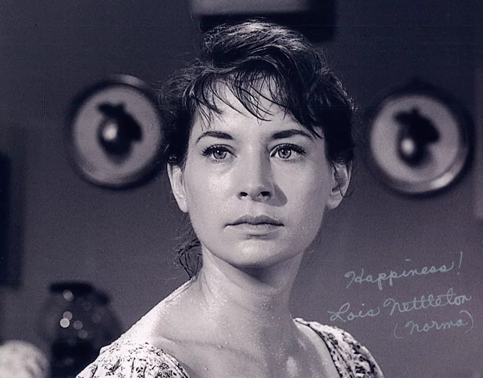 Lois Nettleton autograph