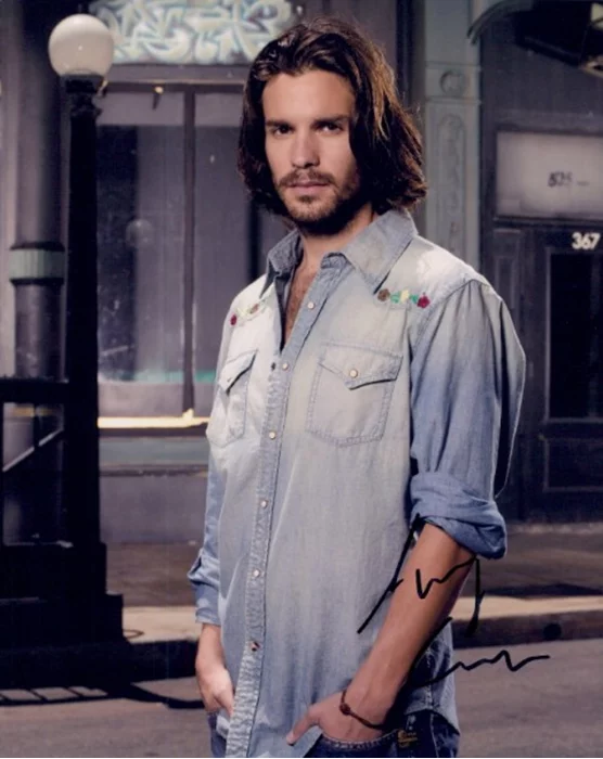 Santiago Cabrera autograph