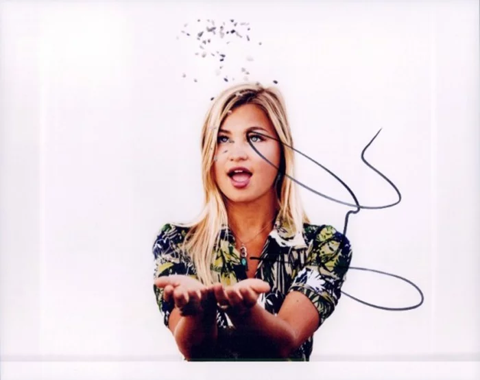 Jennifer Akerman autograph