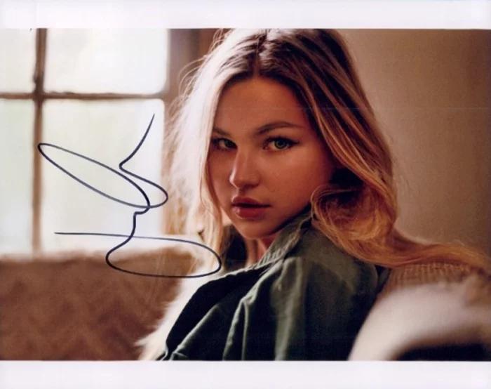 Jennifer Akerman autograph