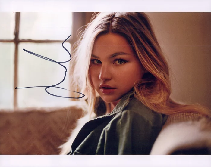 Jennifer Akerman autograph