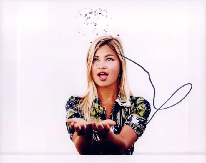 Jennifer Akerman autograph