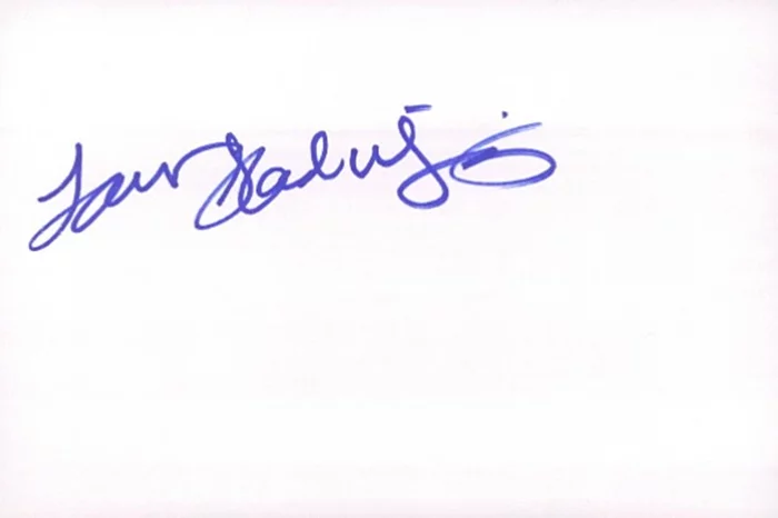 Laura Wiggans autograph