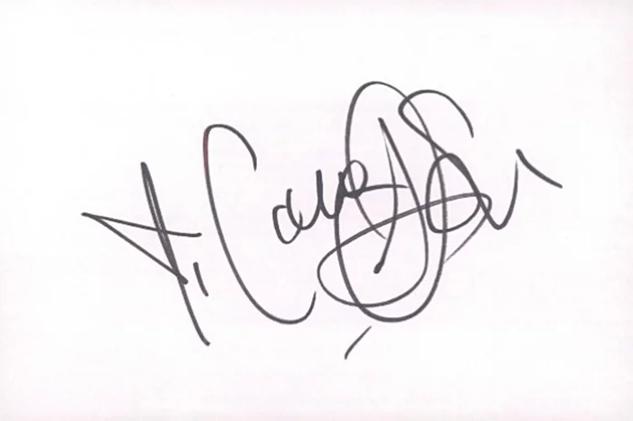 Caroline Sunshine autograph