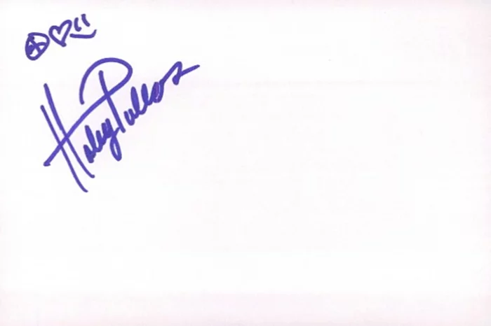 Haley Pullos autograph