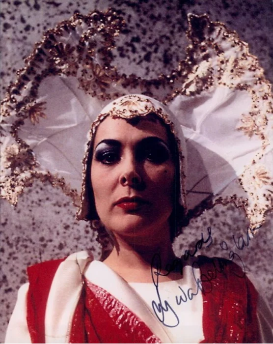 Lynda Bellingham autograph