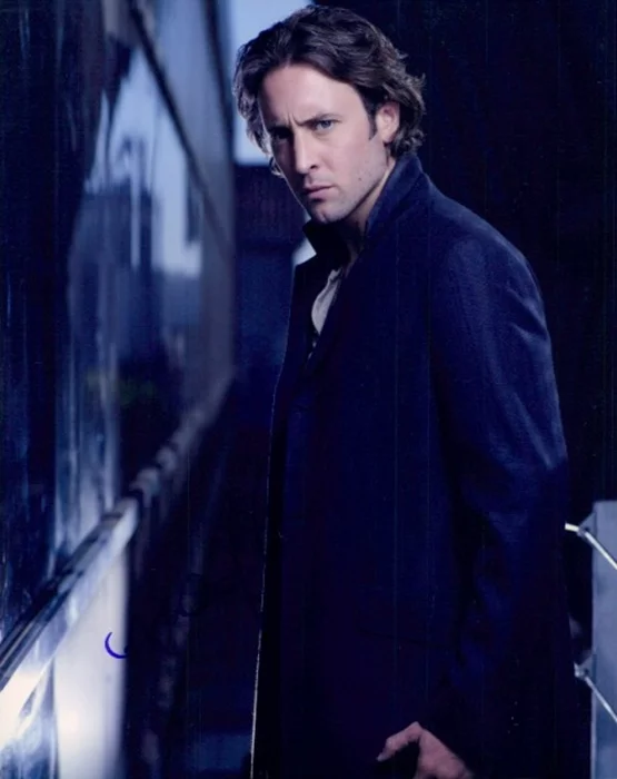 Alex O'Loughlin autograph